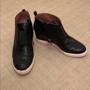 Lines Paolo black wedge bootie